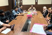 Caption: Kepala Dinas Pendidikan Kabupaten Sampang menemui langsung saat audiensi aktivis HMI, (dok. regamedianews). 