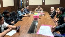 Caption: Kepala Dinas Pendidikan Kabupaten Sampang menemui langsung saat audiensi aktivis HMI, (dok. regamedianews).