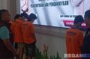 Caption: para pelaku pengeroyokan viral di media sosial tampak memakai baju tahanan Polres Pamekasan, (dok. regamedianews). 