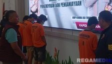 Caption: para pelaku pengeroyokan viral di media sosial tampak memakai baju tahanan Polres Pamekasan, (dok. regamedianews). 