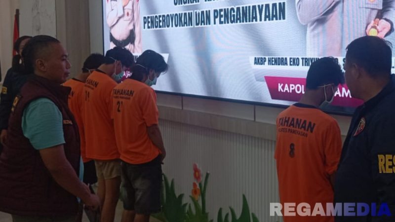 Caption: para pelaku kasus pengeroyokan viral di media sosial tampak memakai baju tahanan Polres Pamekasan, (dok. regamedianews). 