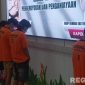 Caption: para pelaku kasus pengeroyokan viral di media sosial tampak memakai baju tahanan Polres Pamekasan, (dok. regamedianews). 