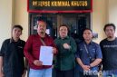 Caption: didampingi kuasa hukumnya, Kadek Sugiarta wartawan Gorontalo usai melapor ke Ditreskrimsus Polda Gorontalo, (dok. regamedianews). 