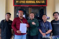Caption: didampingi kuasa hukumnya, Kadek Sugiarta wartawan Gorontalo usai melapor ke Ditreskrimsus Polda Gorontalo, (dok. regamedianews). 