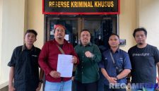 Caption: didampingi kuasa hukumnya, Kadek Sugiarta wartawan Gorontalo usai melapor ke Ditreskrimsus Polda Gorontalo, (dok. regamedianews). 