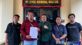 Caption: didampingi kuasa hukumnya, Kadek Sugiarta wartawan Gorontalo usai melapor ke Ditreskrimsus Polda Gorontalo, (dok. regamedianews). 