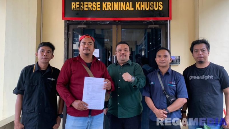 Caption: didampingi kuasa hukumnya, Kadek Sugiarta wartawan Gorontalo usai melapor ke Ditreskrimsus Polda Gorontalo, (dok. regamedianews). 