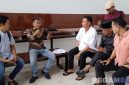 Caption: ketua bersama anggota Komisi II DPRD Pamekasan disela peninjauan pembangunan proyek SIHT, (dok. regamedianews). 