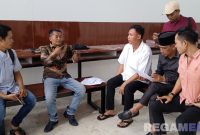 Caption: Ketua Komisi II DPRD Pamekasan (baju batik cokelat) disela peninjauan pembangunan proyek SIHT, (dok. regamedianews). 