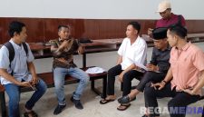 Caption: ketua bersama anggota Komisi II DPRD Pamekasan disela peninjauan pembangunan proyek SIHT, (dok. regamedianews). 