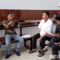 Caption: Ketua Komisi II DPRD Pamekasan (baju batik cokelat) disela peninjauan pembangunan proyek SIHT, (dok. regamedianews). 