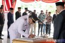 Caption: penandatanganan, usai Bupati Sampang melantik puluhan pejabat di Pendopo Trunojoyo, (sumber foto: Diskominfo Sampang). 