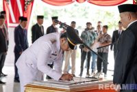 Caption: penandatanganan, usai Bupati Sampang melantik puluhan pejabat di Pendopo Trunojoyo, (sumber foto: Diskominfo Sampang). 