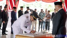 Caption: penandatanganan, usai Bupati Sampang melantik puluhan pejabat di Pendopo Trunojoyo, (sumber foto: Diskominfo Sampang). 