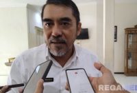 Caption: Pendi Hermawan perwakilan DPMD Pamekasan, diwawancara awak media perihal pelaksanaan PAW dan Pilkades, (dok. regamedianews). 