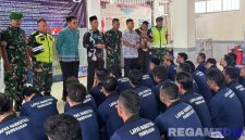 Caption: Kalapas Narkotika Pamekasan Kusnan, memberikan arahan kepada para narapidana yang resmi bebas, (dok. foto istimewa).