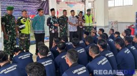 Caption: Kalapas Narkotika Pamekasan Kusnan, memberikan arahan kepada para narapidana yang resmi bebas, (dok. foto istimewa). 