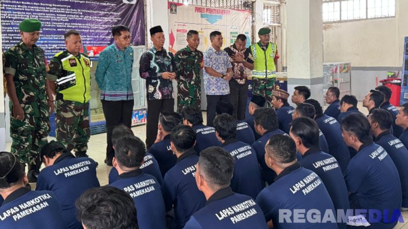 Caption: Kalapas Narkotika Pamekasan Kusnan, memberikan arahan kepada para narapidana yang resmi bebas, (dok. foto istimewa). 