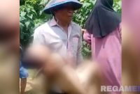 Caption: warga mengevakuasi korban dari sungai Dusun Tase'an Desa Paseyan, (dok. regamedianews).