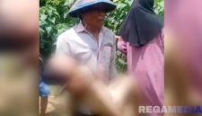 Caption: warga mengevakuasi korban dari sungai Dusun Tase'an Desa Paseyan, (dok. regamedianews).