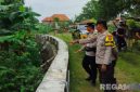 Caption: anggota Polres Sampang saat berada di lokasi ditemukannya Moh Ghibran, (sumber foto: Humas Polres Sampang). 
