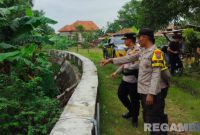 Caption: anggota Polres Sampang saat berada di lokasi ditemukannya Moh Ghibran, (sumber foto: Humas Polres Sampang). 