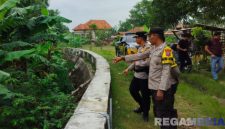 Caption: anggota Polres Sampang saat berada di lokasi ditemukannya Moh Ghibran, (sumber foto: Humas Polres Sampang).