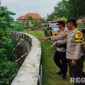 Caption: anggota Polres Sampang saat berada di lokasi ditemukannya Moh Ghibran, (sumber foto: Humas Polres Sampang). 