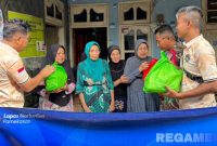 Caption: pegawai Lapas Narkotika Pamekasan, saat menyerahkan bantuan paket sembako kepada warga, (dok. foto istimewa).