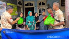 Caption: pegawai Lapas Narkotika Pamekasan, saat menyerahkan bantuan paket sembako kepada warga, (dok. foto istimewa).