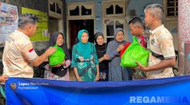 Caption: pegawai Lapas Narkotika Pamekasan, saat menyerahkan bantuan paket sembako kepada warga, (dok. foto istimewa). 