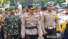 Caption: Waka Polres Sampang didampingi Kasat Lantas, mengecek kesiapan kendaraan usai apel pasukan Operasi Zebra Semeru 2025, (sumber foto: Humas Polres Sampang).