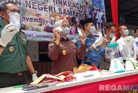 Caption: didampingi perwakilan Forkopimda, Kajari Sampang tunjukkan BB narkotika jenis sabu-sabu yang hendak dimusnahkan, (dok. regamedianews).