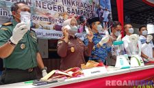 Caption: didampingi perwakilan Forkopimda, Kajari Sampang tunjukkan BB narkotika jenis sabu-sabu yang hendak dimusnahkan, (dok. regamedianews).