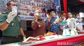 Caption: didampingi perwakilan Forkopimda, Kajari Sampang tunjukkan BB narkotika jenis sabu-sabu yang hendak dimusnahkan, (dok. regamedianews). 