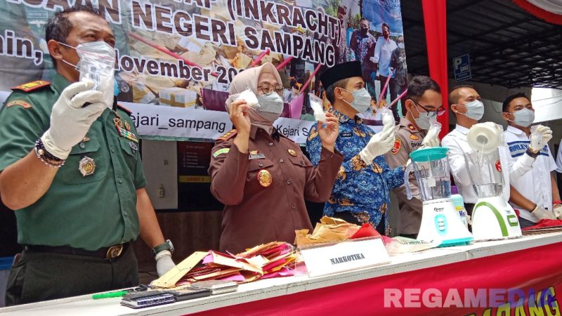 Caption: didampingi perwakilan Forkopimda, Kajari Sampang tunjukkan BB narkotika jenis sabu-sabu yang hendak dimusnahkan, (dok. regamedianews). 