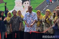 Caption: pemotongan pita, tanda selesainya dan peresmian project mahasiswa Program Study Sastra Inggris UTM, (dok. foto istimewa).