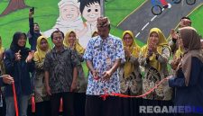 Caption: pemotongan pita, tanda selesainya dan peresmian project mahasiswa Program Study Sastra Inggris UTM, (dok. foto istimewa).