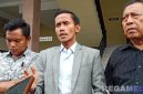 Caption: Jakfar Sodiq dan Abd Razak kuasa hukum korban pengeroyokan di SPBU Camplong, diwawancara awak media di Mako Polres Sampang, (dok. regamedianews). 