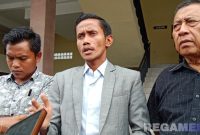 Caption: Jakfar Sodiq dan Abd Razak kuasa hukum korban pengeroyokan di SPBU Camplong, diwawancara awak media di Mako Polres Sampang, (dok. regamedianews). 