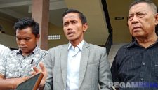 Caption: Jakfar Sodiq dan Abd Razak kuasa hukum korban pengeroyokan di SPBU Camplong, diwawancara awak media di Mako Polres Sampang, (dok. regamedianews).