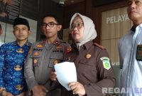 Caption: Kajari Sampang Fadilah Hilmi (baju cokelat), diwawancara awak media usai pemusnahan barang bukti pidana yang inkracht, (dok. regamedianews). 