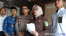 Caption: Kajari Sampang Fadilah Hilmi (baju cokelat), diwawancara awak media usai pemusnahan barang bukti pidana yang inkracht, (dok. regamedianews). 