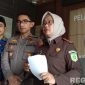 Caption: Kajari Sampang Fadilah Hilmi (baju cokelat), diwawancara awak media usai pemusnahan barang bukti pidana yang inkracht, (dok. regamedianews). 