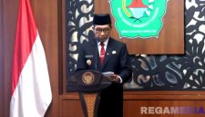Caption: Bupati Pamekasan KH Kholilurrahman sampaikan sambutan dan arahan, usai melantik sejumlah pimpinan OPD, (dok. regamedianews).