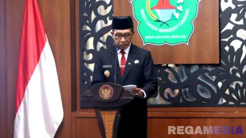 Caption: Bupati Pamekasan KH Kholilurrahman sampaikan sambutan dan arahan, usai melantik sejumlah pimpinan OPD, (dok. regamedianews). 
