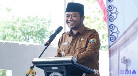 Caption: Wakil Bupati Sampang KH Ahmad Mahfud, saat mengisi sambutan dalam acara launching SPPG di Desa Taddan, (dok. regamedianews). 