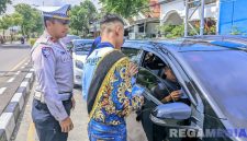 Caption: Polantas gandeng Duta Lantas Polres Sampang, membagikan brosur sosialisasi Operasi Zebra Semeru 2025 kepada pengendara, (sumber foto: Polantas Sampang). 