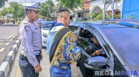 Caption: Polantas gandeng Duta Lantas Polres Sampang, membagikan brosur sosialisasi Operasi Zebra Semeru 2025 kepada pengendara, (sumber foto: Polantas Sampang). 
