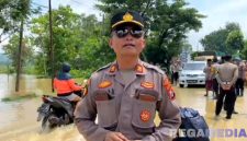 Caption: Plh Kasi Humas Polres Sampang AKP Eko Puji Waluyo, saat melaporkan kondisi banjir dan arus lalulintas di jalan raya Jrengik, (dok. regamedianews). 